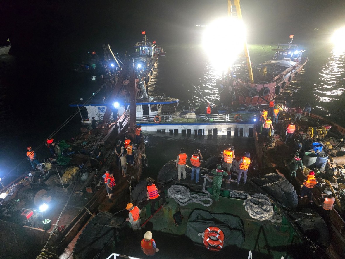 Lật tàu tại vịnh Hạ Long: Đã trục vớt và lai dắt về bờ trong đêm