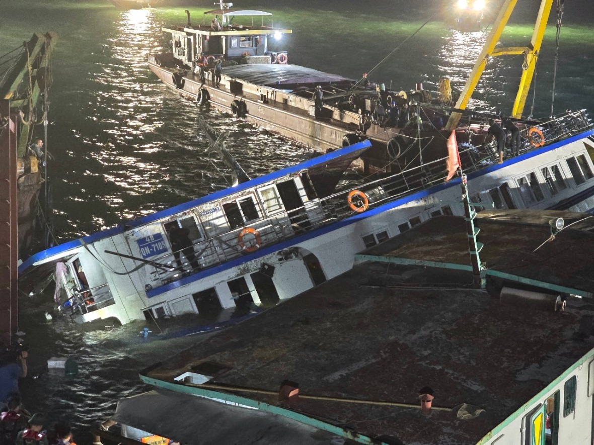 Lật tàu tại vịnh Hạ Long: Đã trục vớt và lai dắt về bờ trong đêm