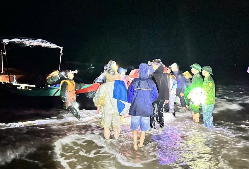 Hà Tĩnh: Nhiều tàu thuyền của ngư dân, tàu du lịch bị lật, lực lượng chức năng kịp thời ứng cứu