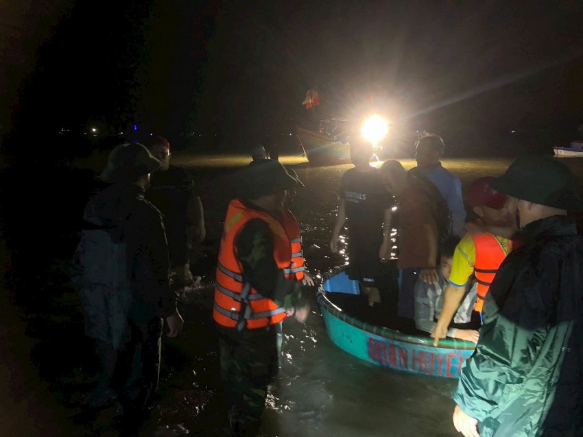 Hà Tĩnh: Nhiều tàu thuyền của ngư dân, tàu du lịch bị lật, lực lượng chức năng kịp thời ứng cứu