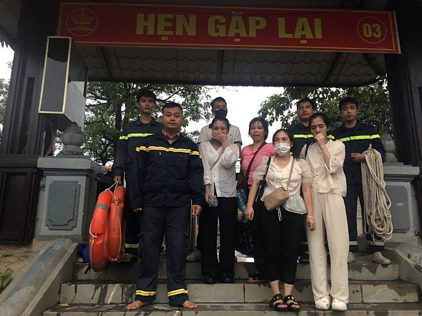 Lực lượng Cảnh sát PCCC&CNCH kịp thời cứu hỗ trợ các nạn nhân lên bờ an toàn.