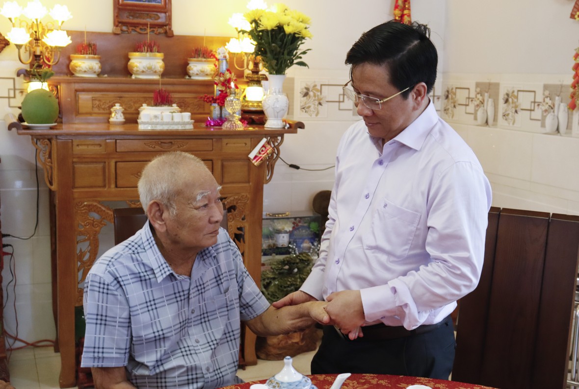 Thăm, tặng quà người có công tại An Giang nhân kỷ niệm 78 năm Ngày Thương binh - Liệt sĩ