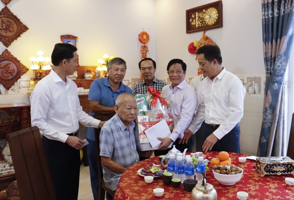 Thăm, tặng quà người có công tại An Giang nhân kỷ niệm 78 năm Ngày Thương binh - Liệt sĩ Thăm, tặng quà người có công tại An Giang nhân kỷ niệm 78 năm Ngày Thương binh - Liệt sĩ