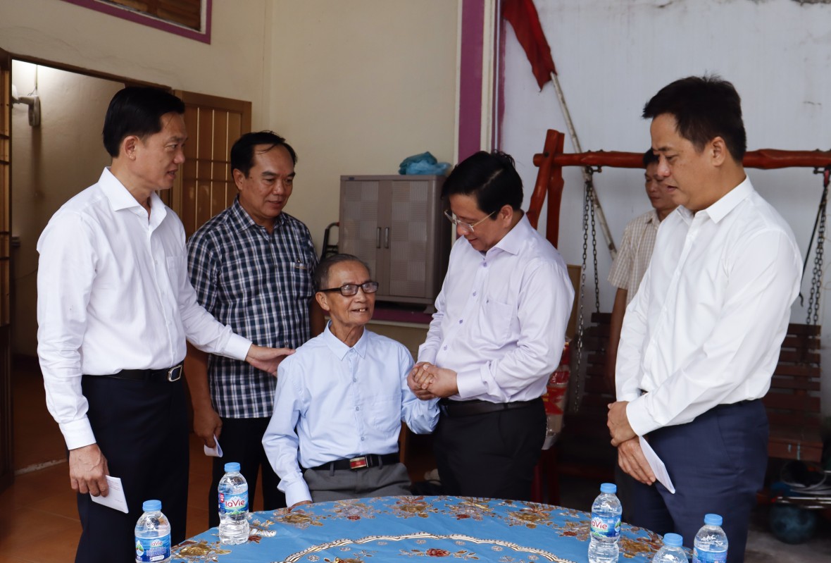 Thăm, tặng quà người có công tại An Giang nhân kỷ niệm 78 năm Ngày Thương binh - Liệt sĩ