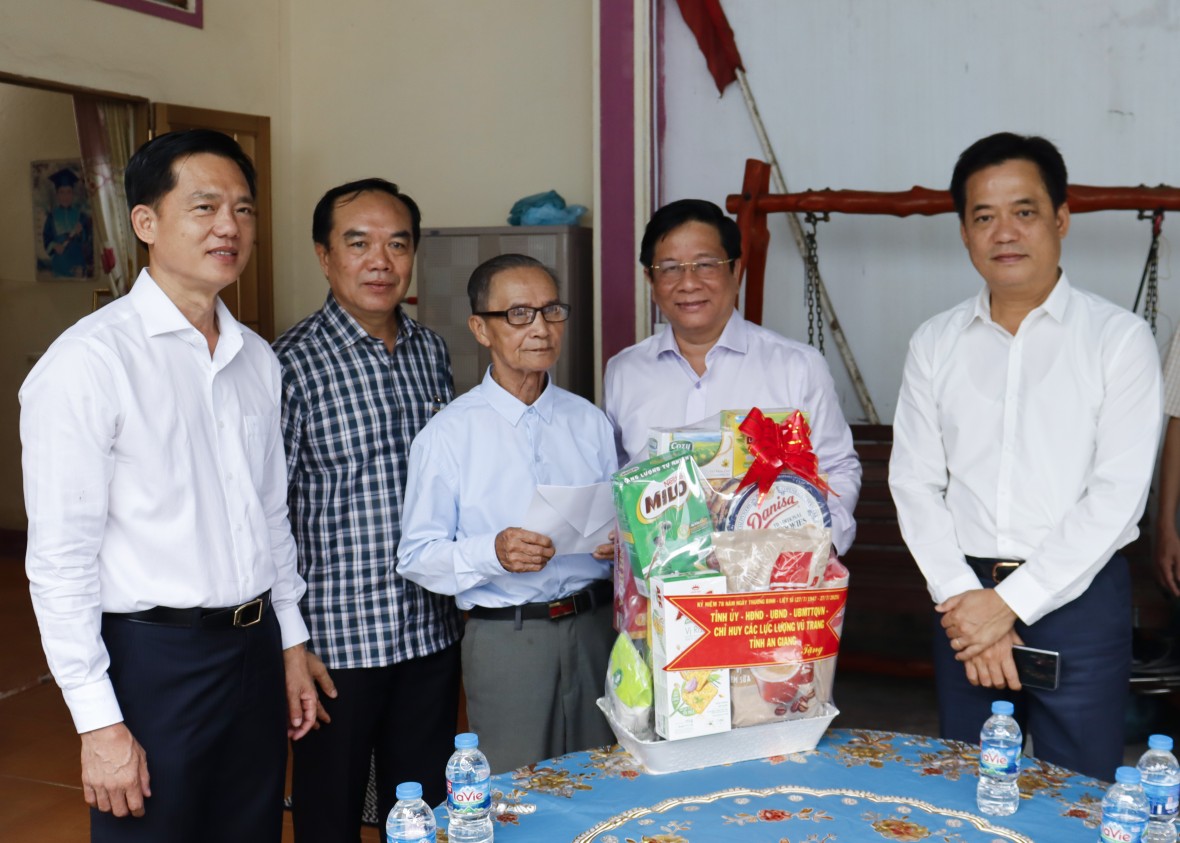 Thăm, tặng quà người có công tại An Giang nhân kỷ niệm 78 năm Ngày Thương binh - Liệt sĩ Thăm, tặng quà người có công tại An Giang nhân kỷ niệm 78 năm Ngày Thương binh - Liệt sĩ