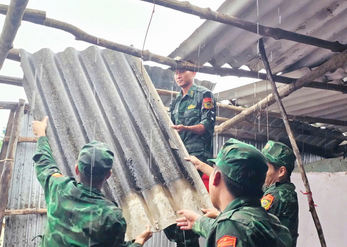 Đồn Biên phòng Đất Mũi kịp thời hỗ trợ người dân khắc phục hậu quả thiên tai