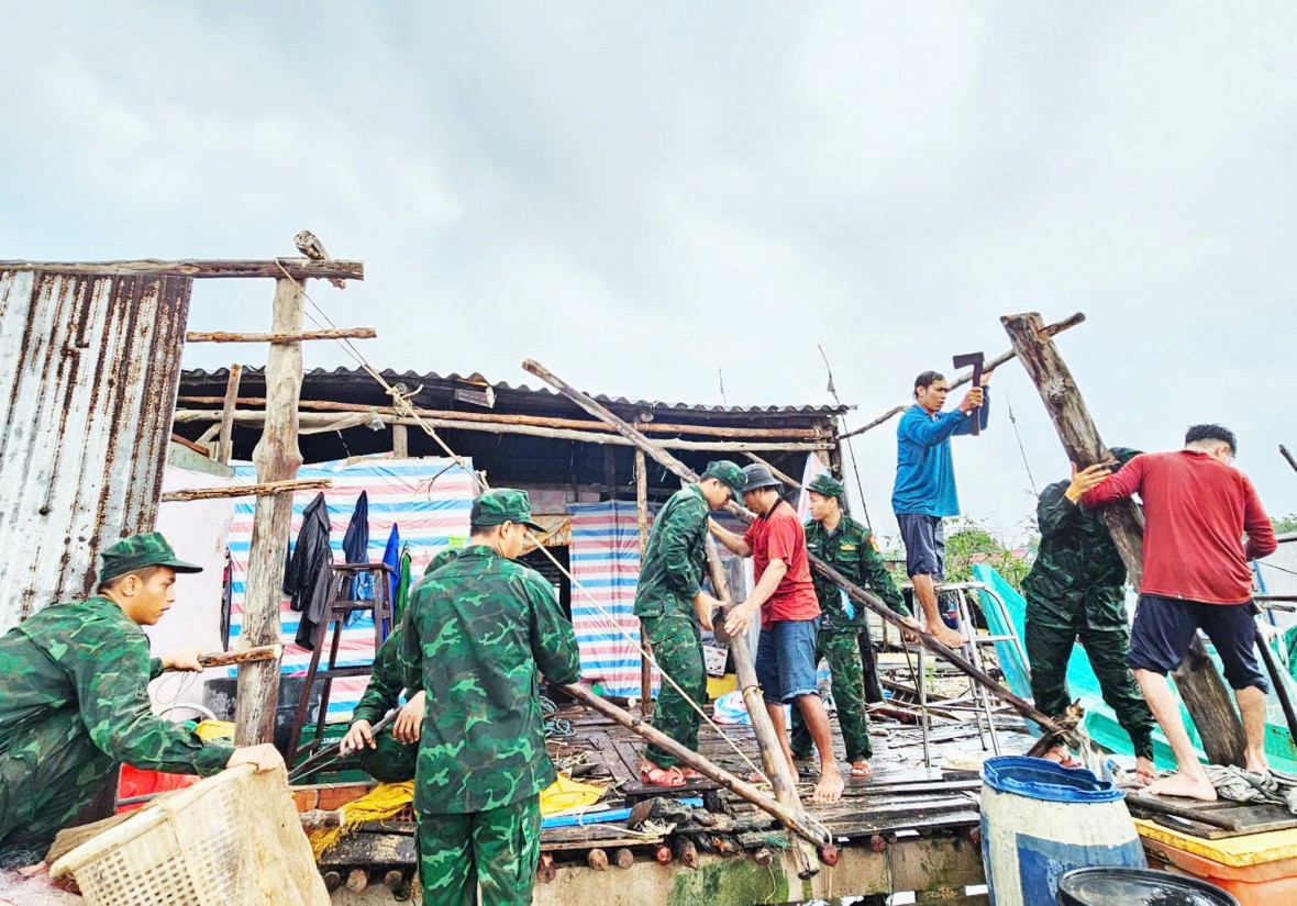Đồn Biên phòng Đất Mũi kịp thời hỗ trợ người dân khắc phục hậu quả thiên tai