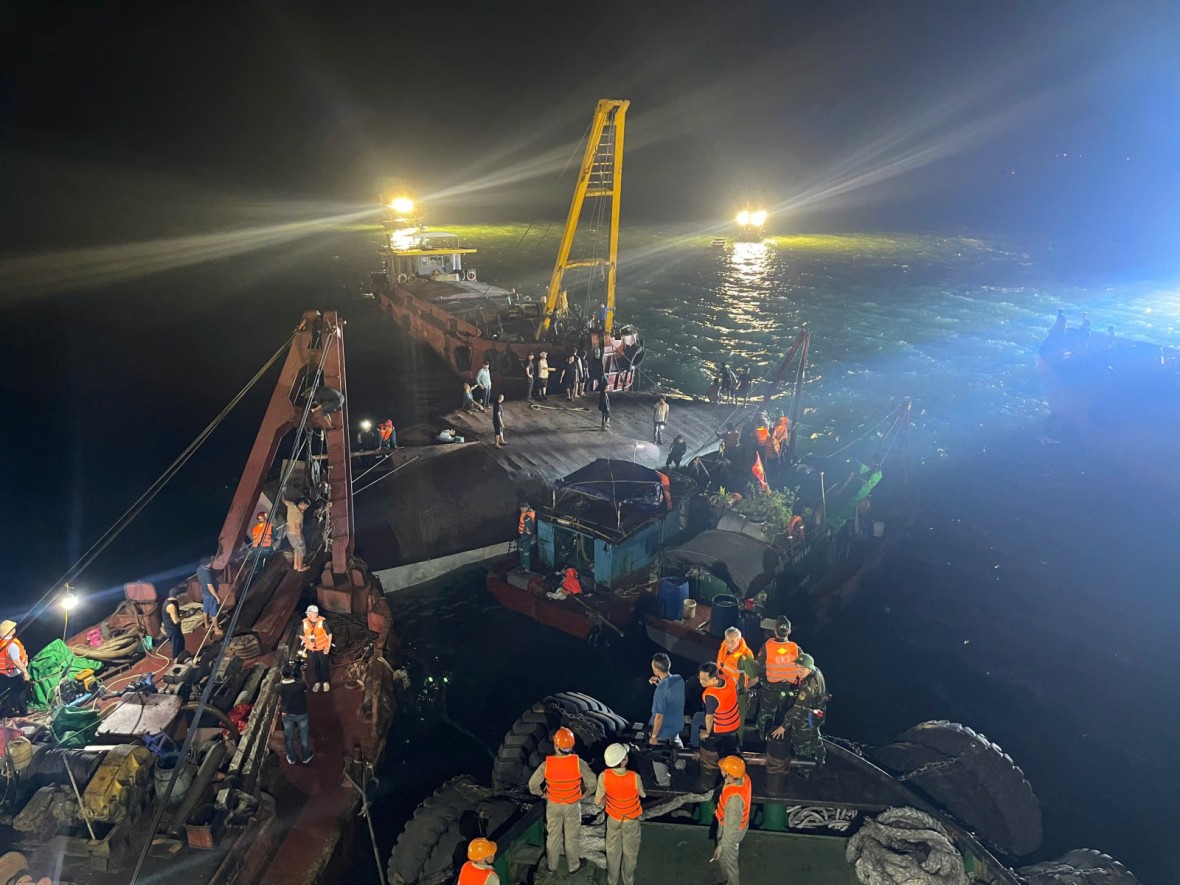 Lời kể xé lòng từ bé trai sống sót trong vụ lật tàu ở Vịnh Hạ Long Lời kể xé lòng từ bé trai sống sót trong vụ lật tàu ở Vịnh Hạ Long