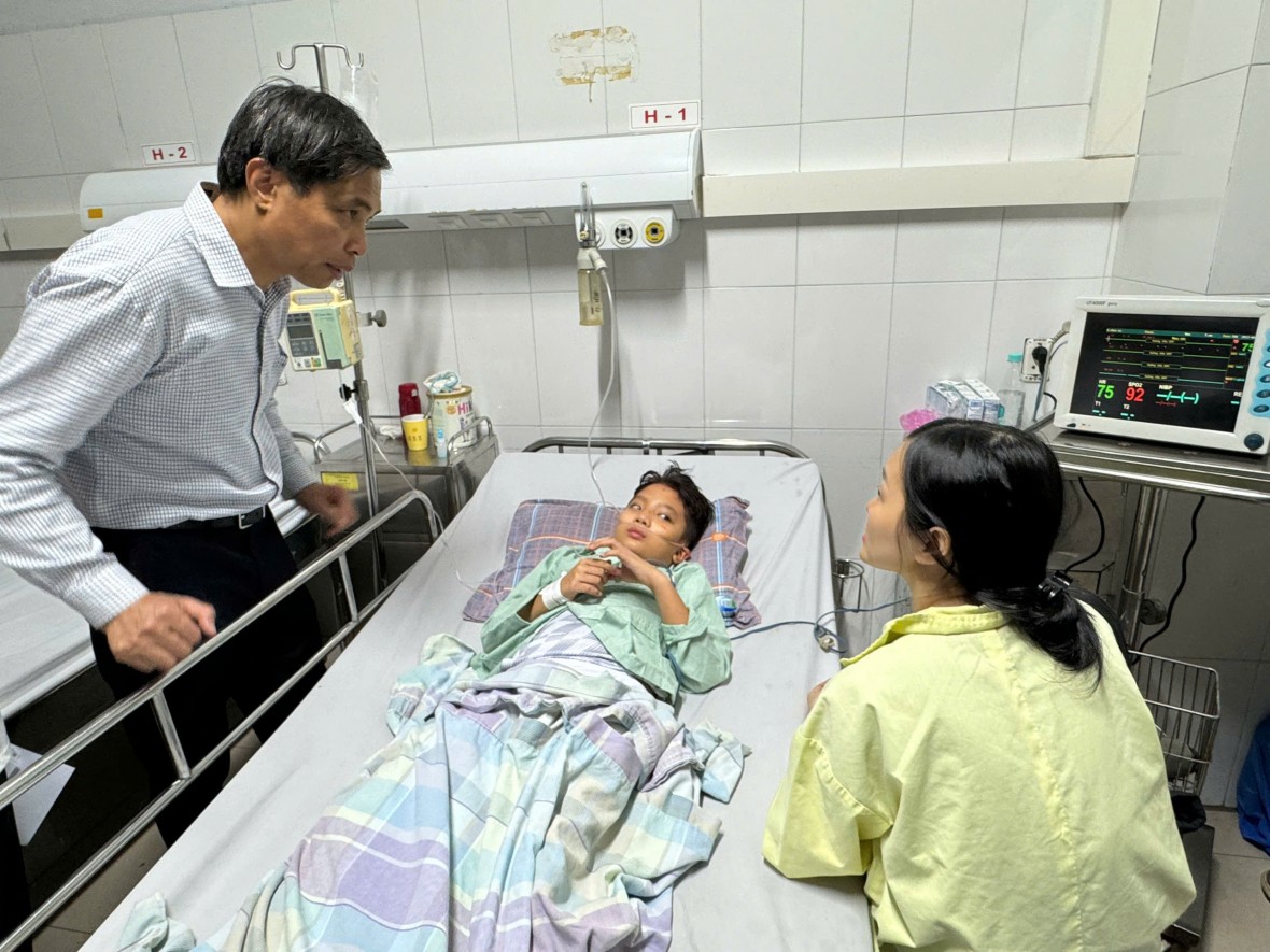 Lời kể xé lòng từ bé trai sống sót trong vụ lật tàu ở Vịnh Hạ Long Lời kể xé lòng từ bé trai sống sót trong vụ lật tàu ở Vịnh Hạ Long