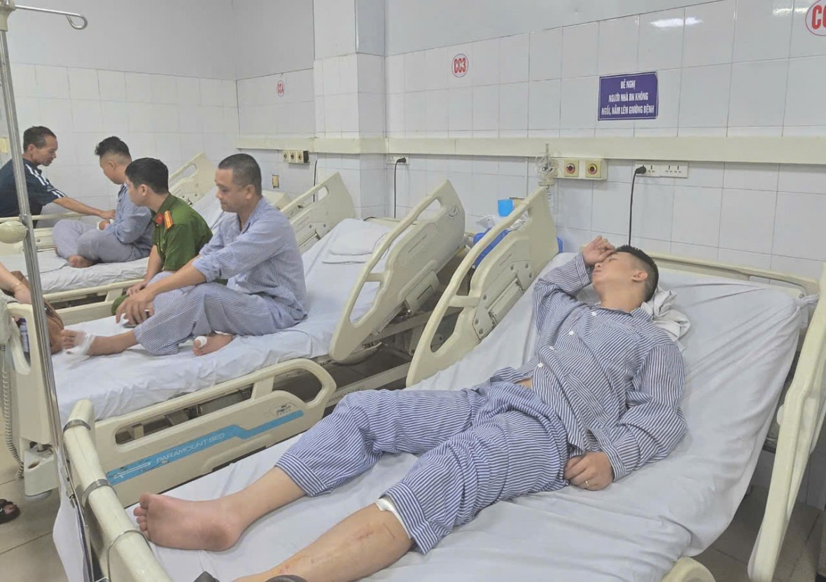 Lời kể xé lòng từ bé trai sống sót trong vụ lật tàu ở Vịnh Hạ Long Lời kể xé lòng từ bé trai sống sót trong vụ lật tàu ở Vịnh Hạ Long