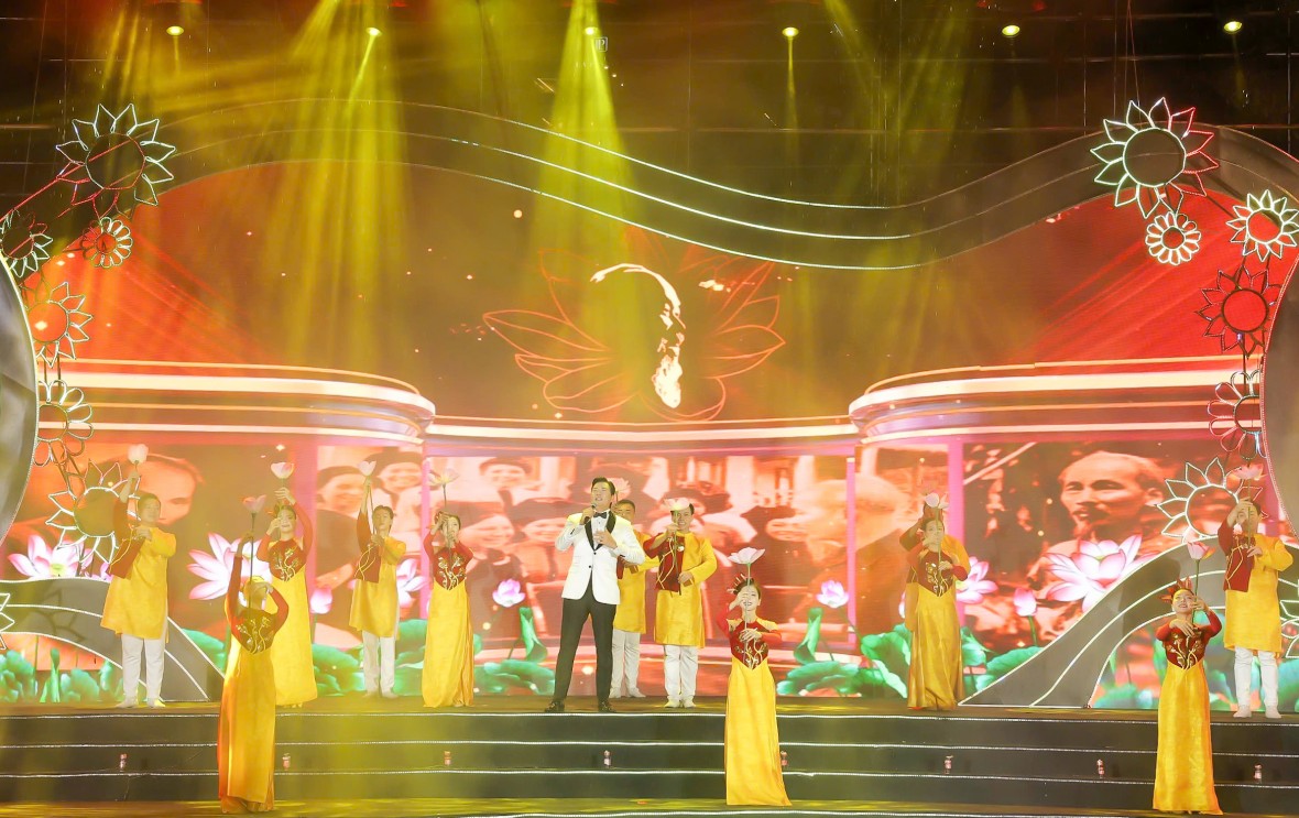 Chương trình nghệ thuật đặc biệt ”Hà Nội - Sáng mãi khát vọng Việt Nam” kỷ niệm 80 năm Ngày Quốc khánh Chương trình nghệ thuật đặc biệt ”Hà Nội - Sáng mãi khát vọng Việt Nam” kỷ niệm 80 năm Ngày Quốc khánh