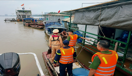 Công an TP Hà Nội tăng cường kiểm tra, tuyên truyền ứng phó bão số 3 trên tuyến sông Hồng Công an TP Hà Nội tăng cường kiểm tra, tuyên truyền ứng phó bão số 3 trên tuyến sông Hồng