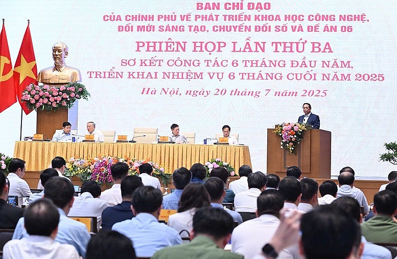 Thủ tướng yêu cầu đẩy mạnh phát triển Chính phủ số, chính quyền số, công dân số và xã hội số