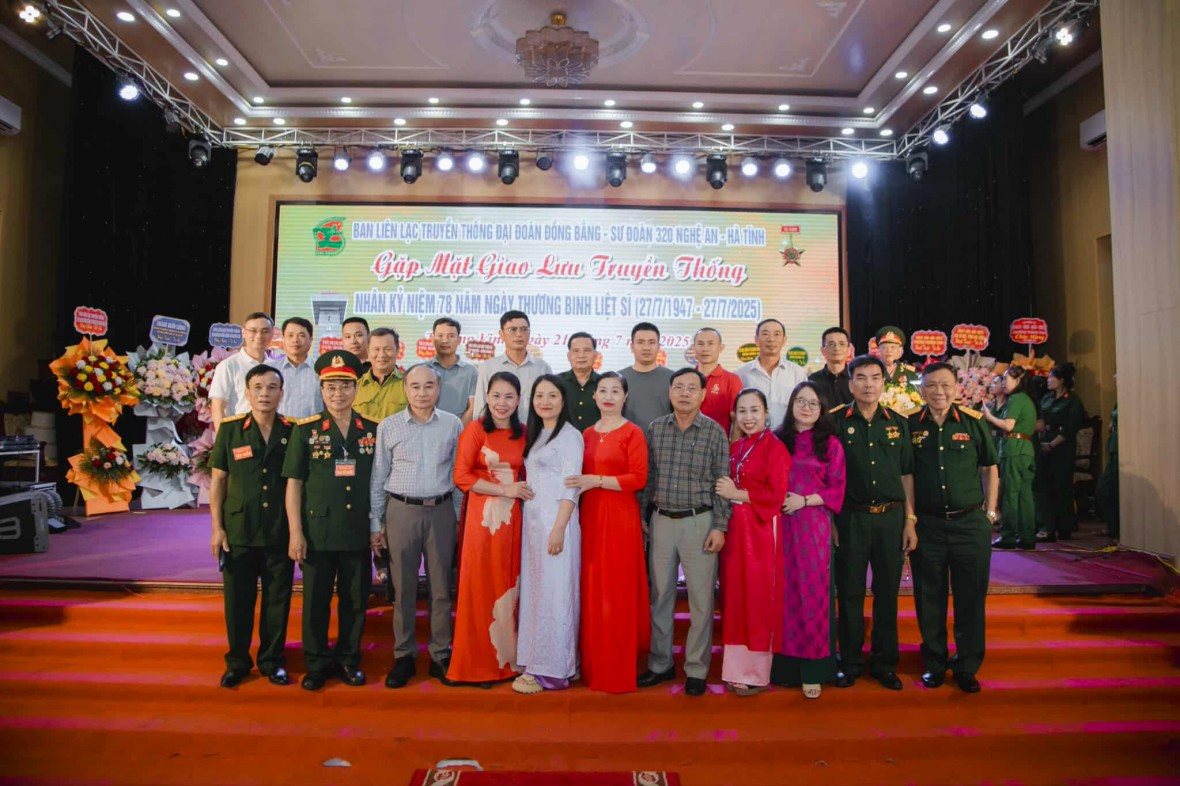 Ban Liên lạc Đại đoàn Đồng bằng - Sư đoàn 320 tri ân các cá nhân, tổ chức hỗ trợ thực hiện buổi gặp mặt đầy ý nghĩa.