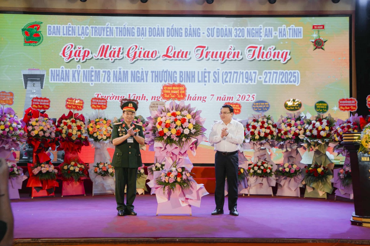 Lãnh đạo UBND tỉnh Nghệ An tặng hoa Ban Liên lạc Đại đoàn Đồng bằng - Sư đoàn 320.