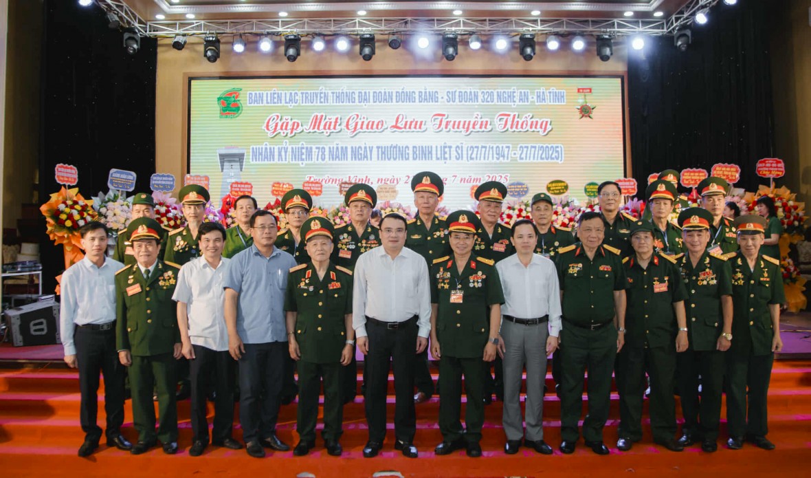 Các đại biểu chụp ảnh lưu niệm cùng CCB Ban Liên lạc Đại đoàn Đồng bằng - Sư đoàn 320.