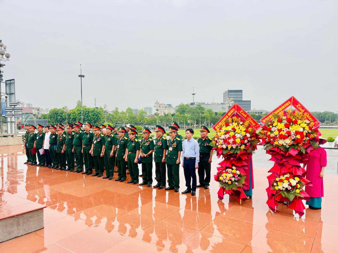 Trước đó, đoàn đã tổ chức dâng hương tưởng niệm Chủ tịch Hồ Chí Minh vĩ đại.