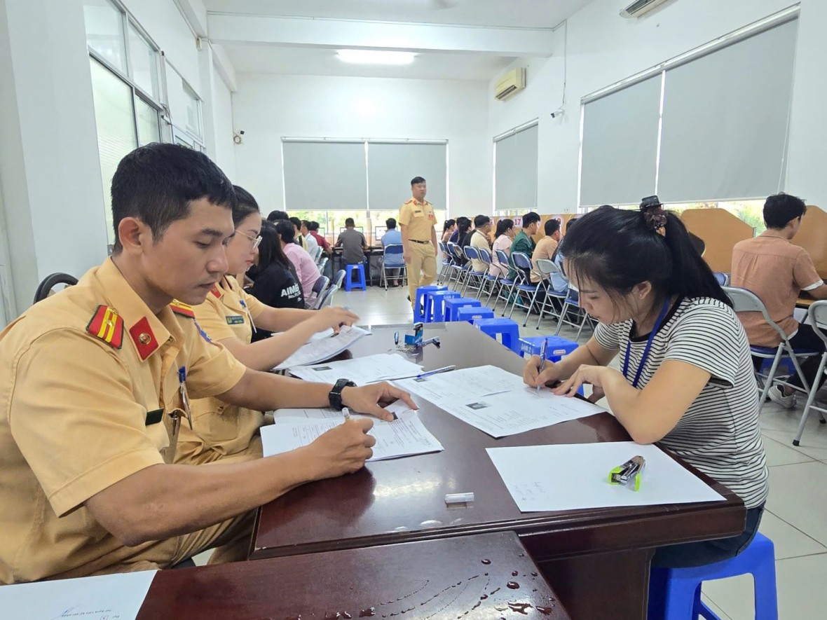 Dự kiến đến ngày 30/7/2025, Phòng CSGT sẽ hoàn tất việc tổ chức sát hạch và cấp giấy phép lái xe cho toàn bộ số thí sinh còn tồn đọng trên địa bàn TP.Hồ Chí Minh
