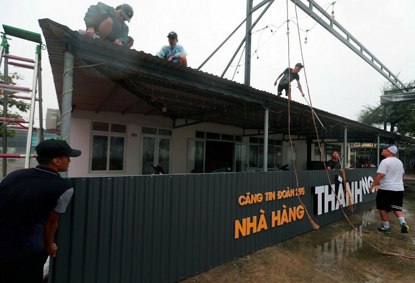 Người dân gia cố nhà cửa tài sản khi bão đổ bộ.