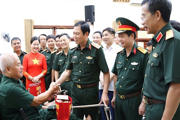 Đại tướng Nguyễn Tân Cương thăm, tặng quà tại Trung tâm điều dưỡng thương, bệnh binh Duy Tiên (Ninh Bình) Đại tướng Nguyễn Tân Cương thăm, tặng quà tại Trung tâm điều dưỡng thương, bệnh binh Duy Tiên (Ninh Bình)