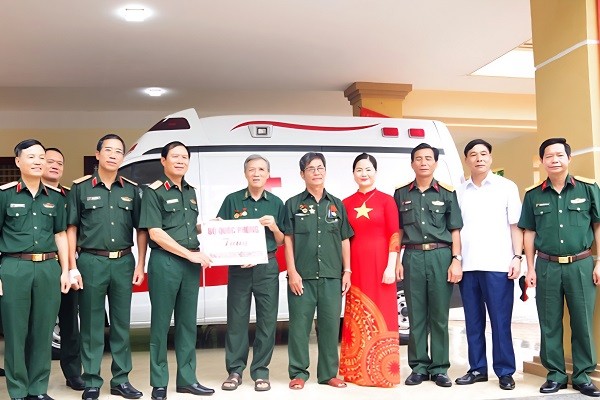 Đại tướng Nguyễn Tân Cương thăm, tặng quà tại Trung tâm điều dưỡng thương, bệnh binh Duy Tiên (Ninh Bình) Đại tướng Nguyễn Tân Cương thăm, tặng quà tại Trung tâm điều dưỡng thương, bệnh binh Duy Tiên (Ninh Bình)