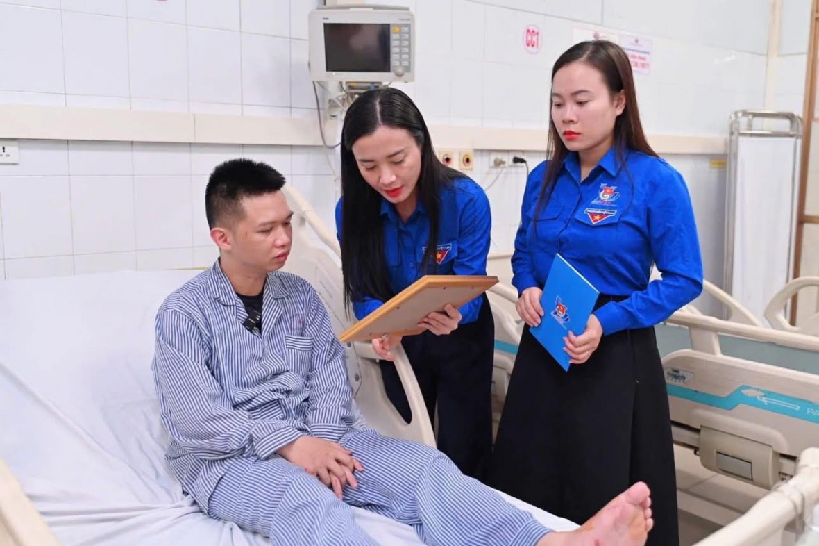 Trao Huy hiệu “Tuổi trẻ dũng cảm” cho Đoàn viên cứu 4 người trong vụ lật tàu trên Vịnh Hạ Long