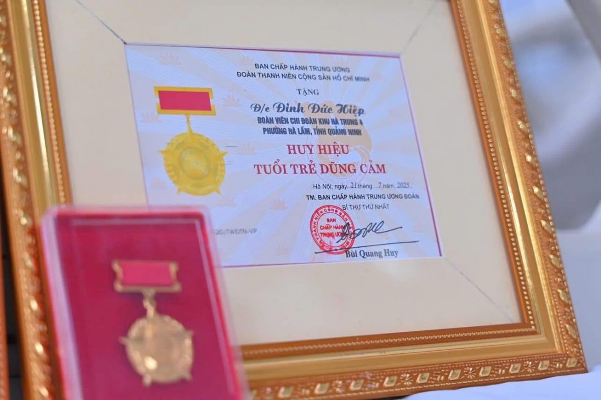 Trao Huy hiệu “Tuổi trẻ dũng cảm” cho Đoàn viên cứu 4 người trong vụ lật tàu trên Vịnh Hạ Long