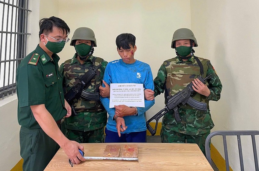 Bắt giữ đối tượng vận chuyển trái phép 2 bánh heroin từ Điện Biên sang Lai Châu Bắt giữ đối tượng vận chuyển trái phép 2 bánh heroin từ Điện Biên sang Lai Châu