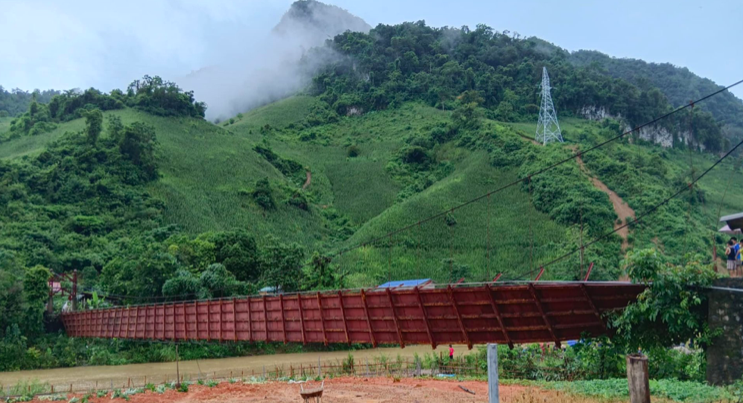 Lật cầu treo Pa Thơm khiến 3 người may mắn thoát chết.