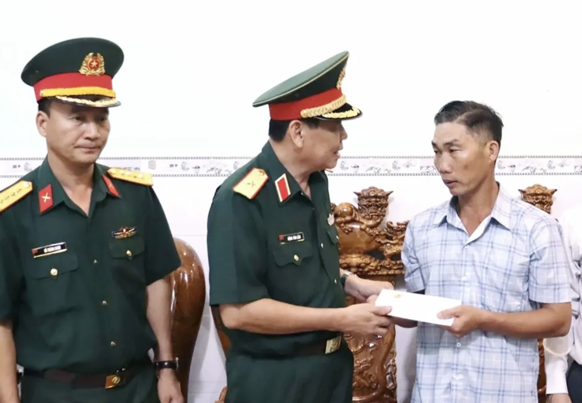 Đoàn công tác của Quân khu 7 thăm và tặng quà gia đình liệt sĩ tại Đồng Nai