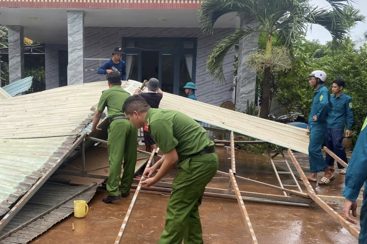 Khẩn trương khắc phục sự cố dông lốc làm gẫy cây, tốc mái nhà dân tại xã Tân Quan