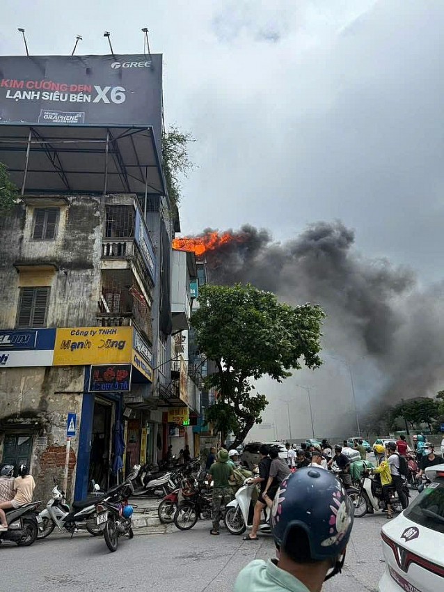 Lực lượng chức năng kịp thời xử lý đám cháy trên đường Giảii Phóng.