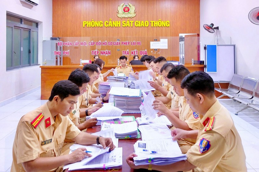 Đội Sát hạch và cấp giấy phép lái xe (GPLX) thuộc Phòng CSGT Công an tỉnh Đồng Nai tăng cường nhân sự, thời gian đẩy nhanh tiến độ cấp GPLX cho người dân. Đội Sát hạch và cấp giấy phép lái xe (GPLX) thuộc Phòng CSGT Công an tỉnh Đồng Nai tăng cường nhân sự, thời gian đẩy nhanh tiến độ cấp GPLX cho người dân.