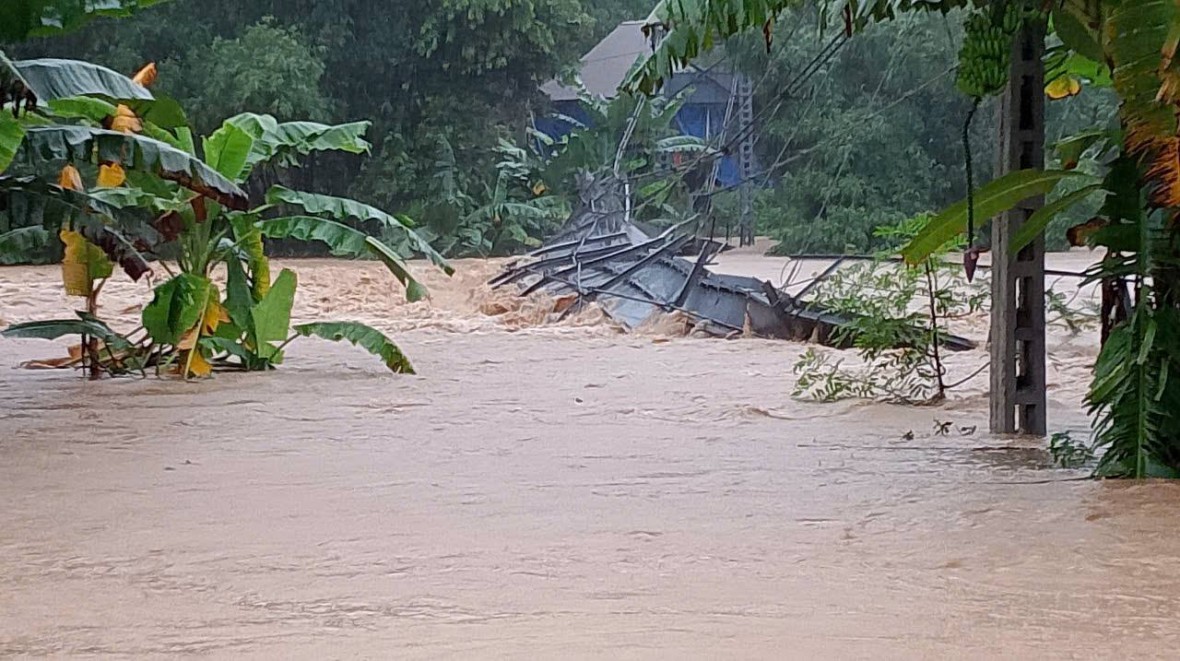 Cầu treo dân sinh bản Quạnh xã Mường Quạ (huyện Quế Phong cũ) bị lũ cuốn ngày 22/7.