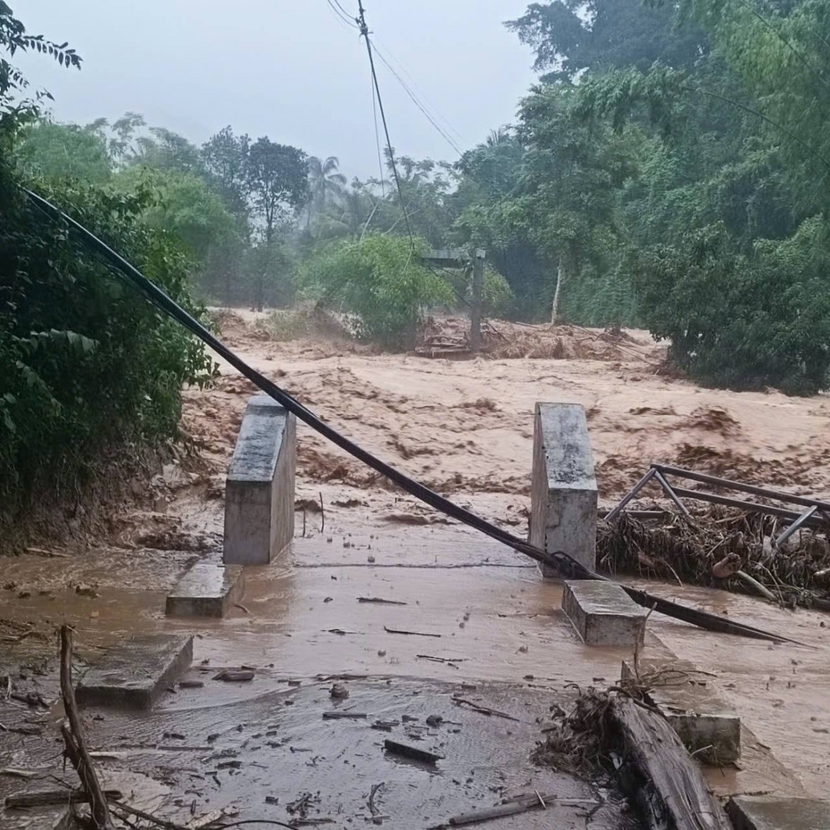 Cầu treo dân sinh bị lũ cuốn trôi.