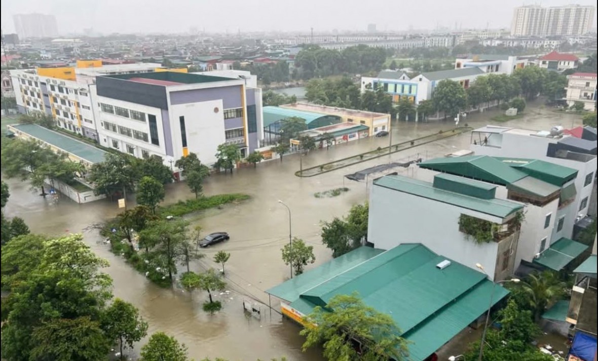 Nhiều tuyến phố tại Thanh Hóa ngập sâu trong nước.