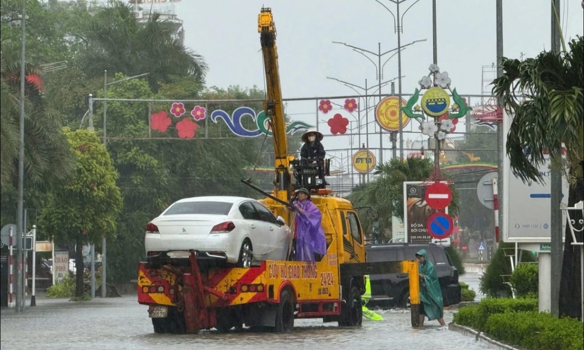 Xe cứu hộ hoạt động hết công suất.