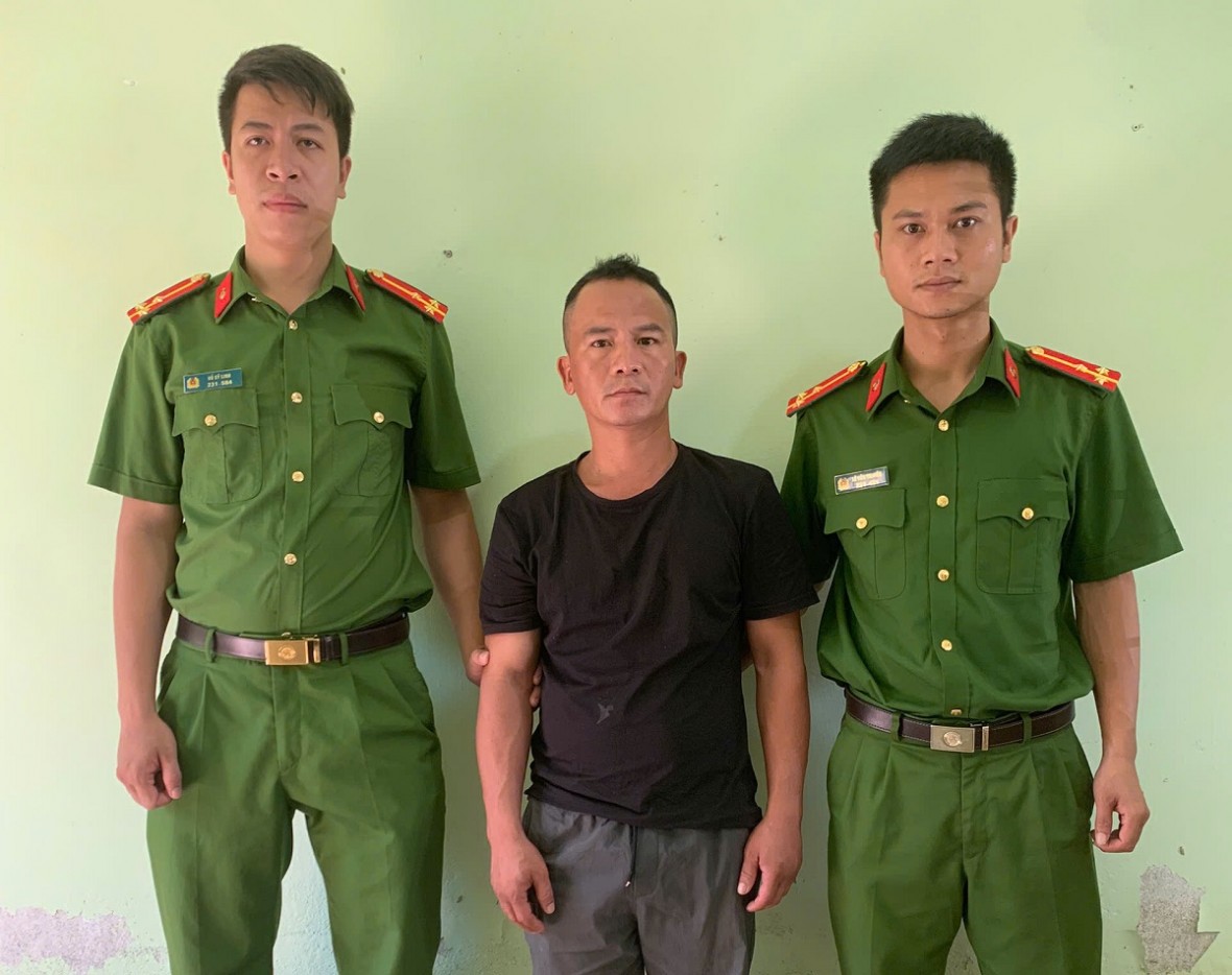 Ngô Ngọc Cường (giữa) trộm tiền để trả nợ cờ bạc - Ảnh Công an Nghệ An. Ngô Ngọc Cường (giữa) trộm tiền để trả nợ cờ bạc - Ảnh Công an Nghệ An.