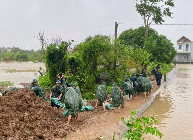 Bộ Chỉ huy Quân sự tỉnh Hưng Yên đã điều động 60 chiến sĩ phối hợp cùng chính quyền và nhân dân xã Hồng Vũ khắc phục sự cố. Ảnh: UBND xã Hồng Vũ Bộ Chỉ huy Quân sự tỉnh Hưng Yên đã điều động 60 chiến sĩ phối hợp cùng chính quyền và nhân dân xã Hồng Vũ khắc phục sự cố. Ảnh: UBND xã Hồng Vũ