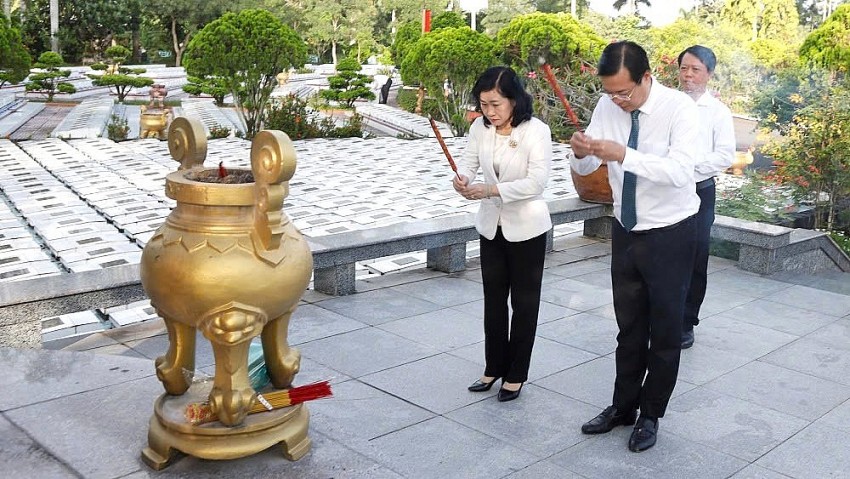 Lãnh đạo tỉnh Đồng Tháp dâng hương tri ân các Anh hùng liệt sĩ