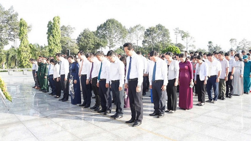 Lãnh đạo tỉnh Đồng Tháp dâng hương tri ân các Anh hùng liệt sĩ
