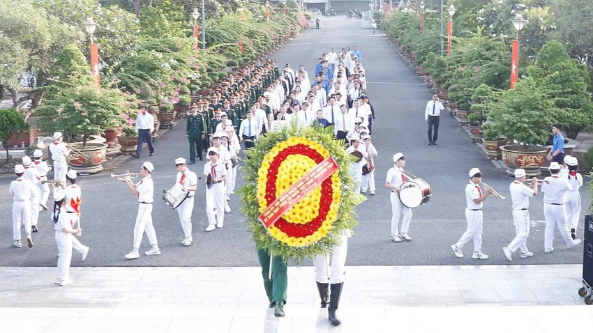 Lãnh đạo tỉnh Đồng Tháp dâng hương tri ân các Anh hùng liệt sĩ