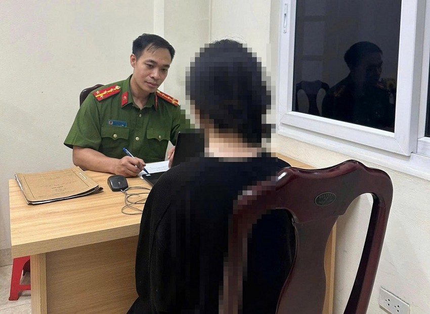 Nữ sinh viên đến trình báo tại Công an phường Ô Chợ Dừa sau khi bị các đối tượng lừa đảo yêu cầu chuyển tiền qua hình thức “bắt cóc online”.