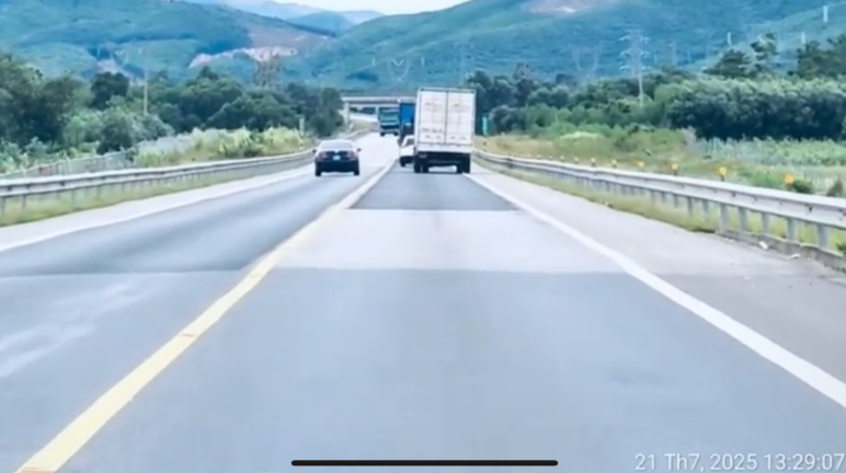 Xử lý tài xế “xe biển xanh” vượt ẩu trên đường cao tốc