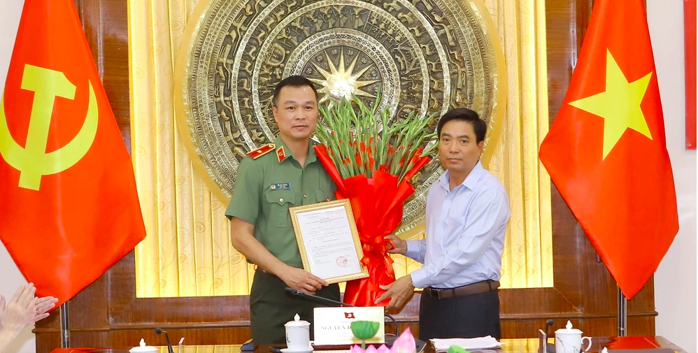 Bí thư Tỉnh ủy Nguyễn Doãn Anh trao Quyết định của Ban Bí thư Trung ương Đảng cho ông Tô Anh Dũng. (Ảnh: BTH)