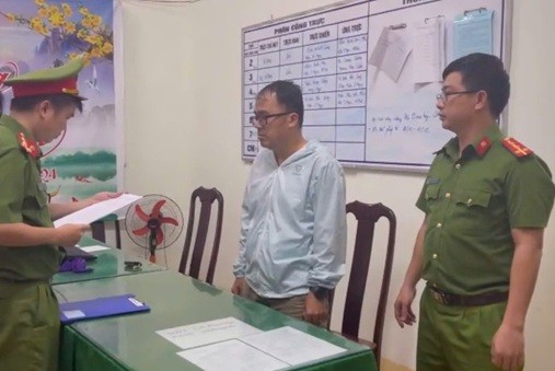 Công an tỉnh Đắk Lắk tống đạt Quyết định khởi tố bị can đối với Doãn Bá Nhựt - Giám đốc Trung tâm môi trường PNE. Ảnh Công an Đắk Lắk Công an tỉnh Đắk Lắk tống đạt Quyết định khởi tố bị can đối với Doãn Bá Nhựt - Giám đốc Trung tâm môi trường PNE. Ảnh Công an Đắk Lắk