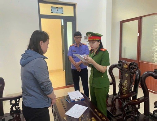 Công an tỉnh Đắk Lắk tống đạt Quyết định khởi tố bị can đối với Trần Lê Lam Phương - nhân viên Trung tâm PNE. Ảnh Công an Đắk Lắk Công an tỉnh Đắk Lắk tống đạt Quyết định khởi tố bị can đối với Trần Lê Lam Phương - nhân viên Trung tâm PNE. Ảnh Công an Đắk Lắk