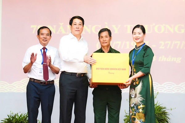 Chủ tịch nước Lương Cường thăm, tặng quà Trung tâm Điều dưỡng thương binh Duy Tiên (Ninh Bình)