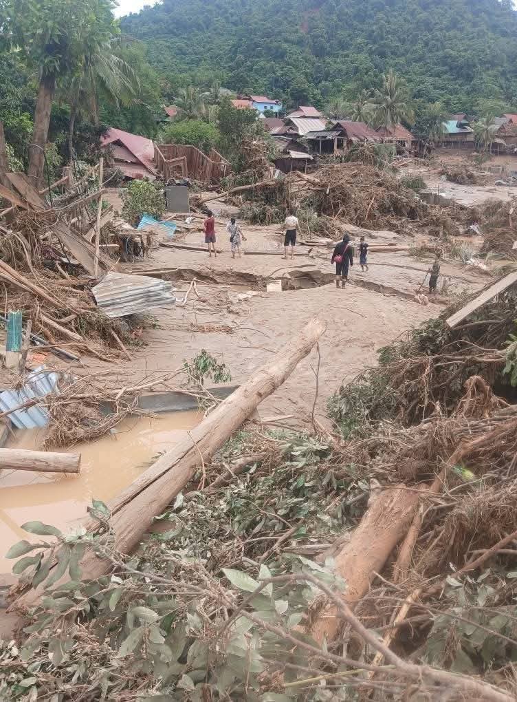 Nhiều bản làng tại Nghệ An tan hoang sau lũ.