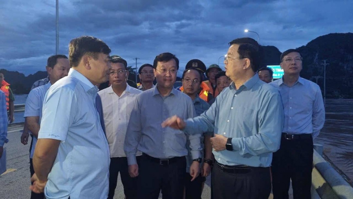 Phó Thủ tướng Chính phủ yêu cầu chính quyền địa phương và các lực lượng chức năng nhanh chóng có giải pháp tiếp cận các hộ dân, bản làng bị cô lập để hỗ trợ cho người dân.